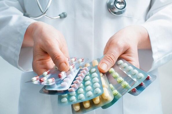 The doctor chooses antibiotics for prostatitis