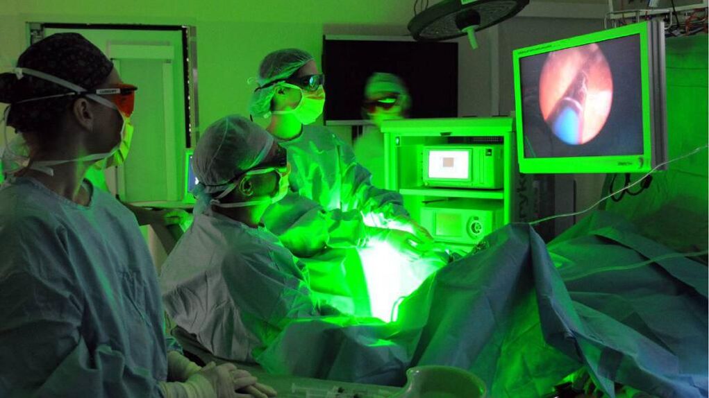 Doctors perform laser therapy for inflammation of the prostate